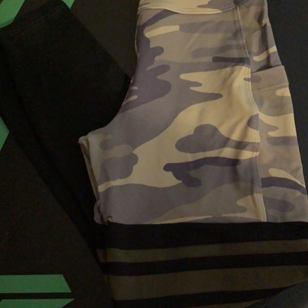 Bombshell sportswear camo leggings pocket